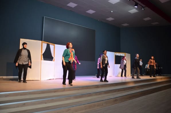 "Tersine Dünya" Gönen'de Yoğun İlgiyle Sahnelendi